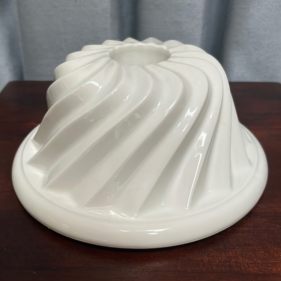 Vintage White Circular Kitchen Mold Swirl Pattern Ironstone? Amazing condition - Picture 4 of 13